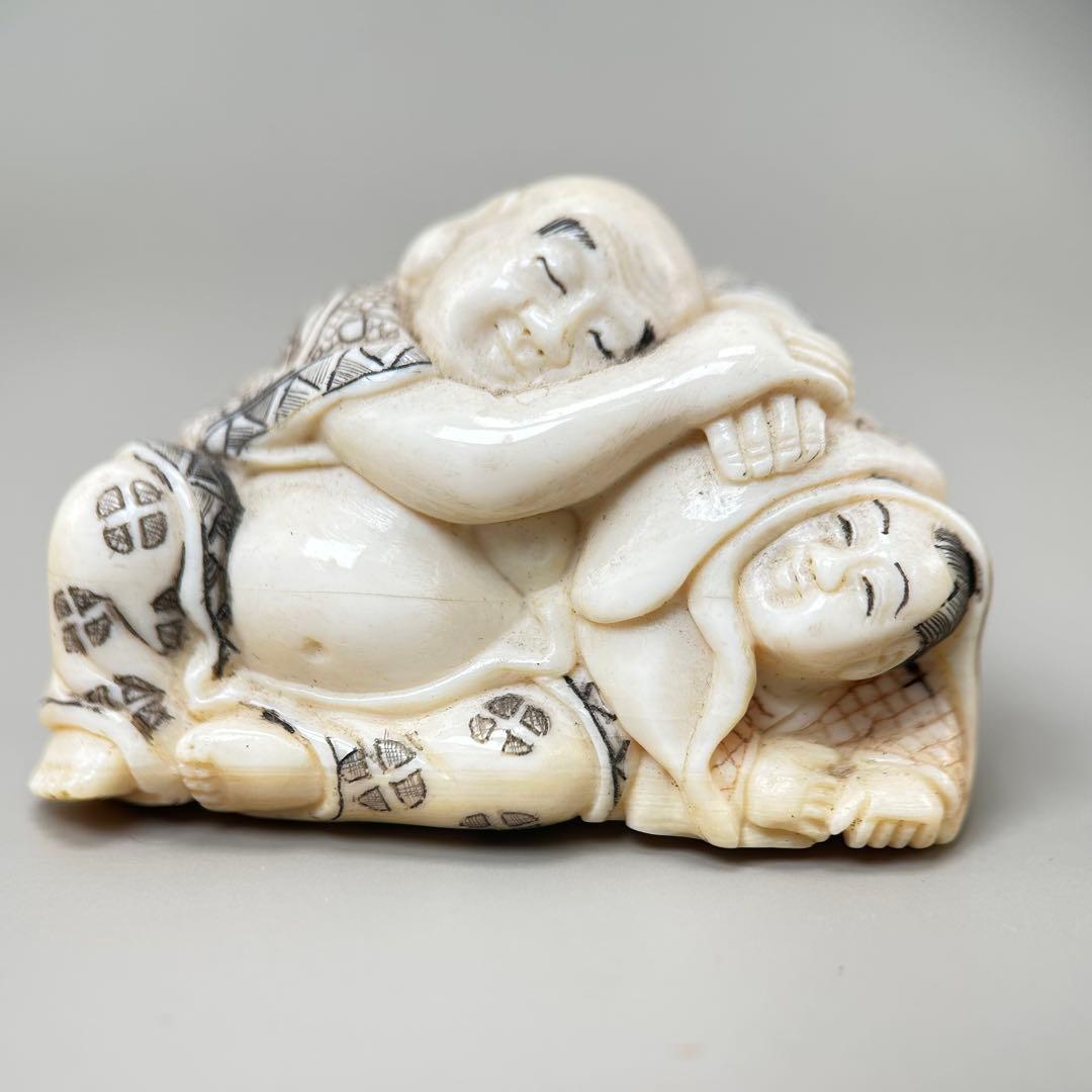 寄り添う人物の彫刻極上　根付　天然素材アンティーク骨董　飾り物古美術置物細密細工