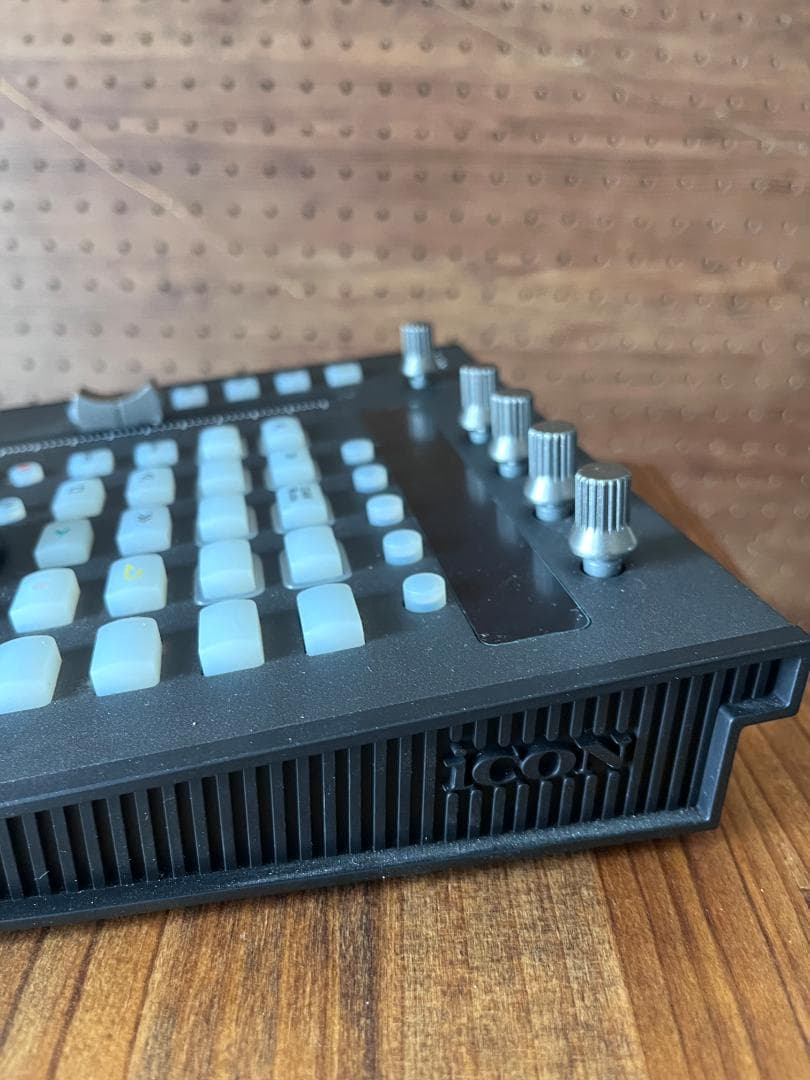 iCON PLATFORM NANO MIDIコントローラー