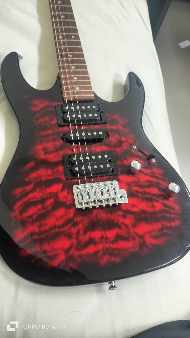 エレキギター 赤黒キルテッド 3ピックアップ　アンプ付き