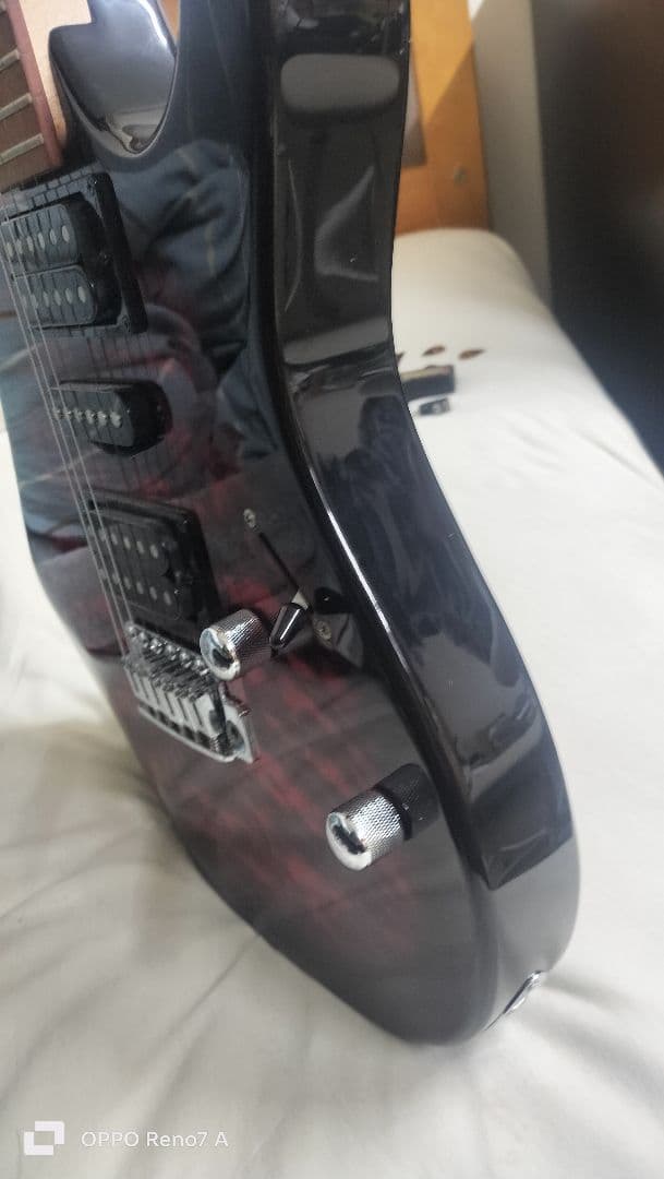 エレキギター 赤黒キルテッド 3ピックアップ　アンプ付き