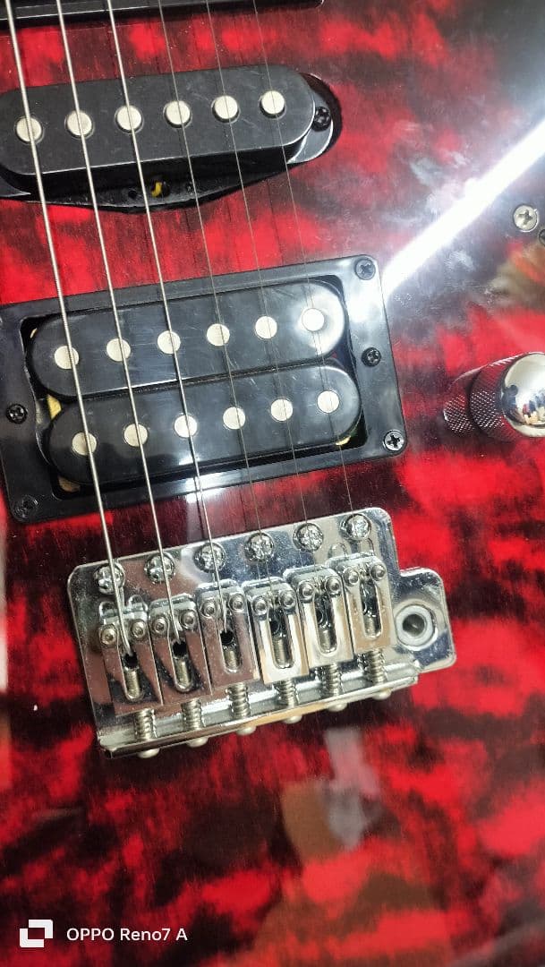 エレキギター 赤黒キルテッド 3ピックアップ　アンプ付き