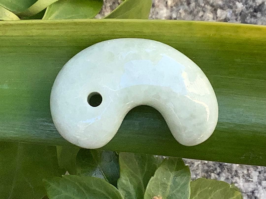 ✳一生物の守護石の高級勾玉を卸し値で‼️ 糸魚川翡翠　極上品　外部鑑定鑑別書付‼️