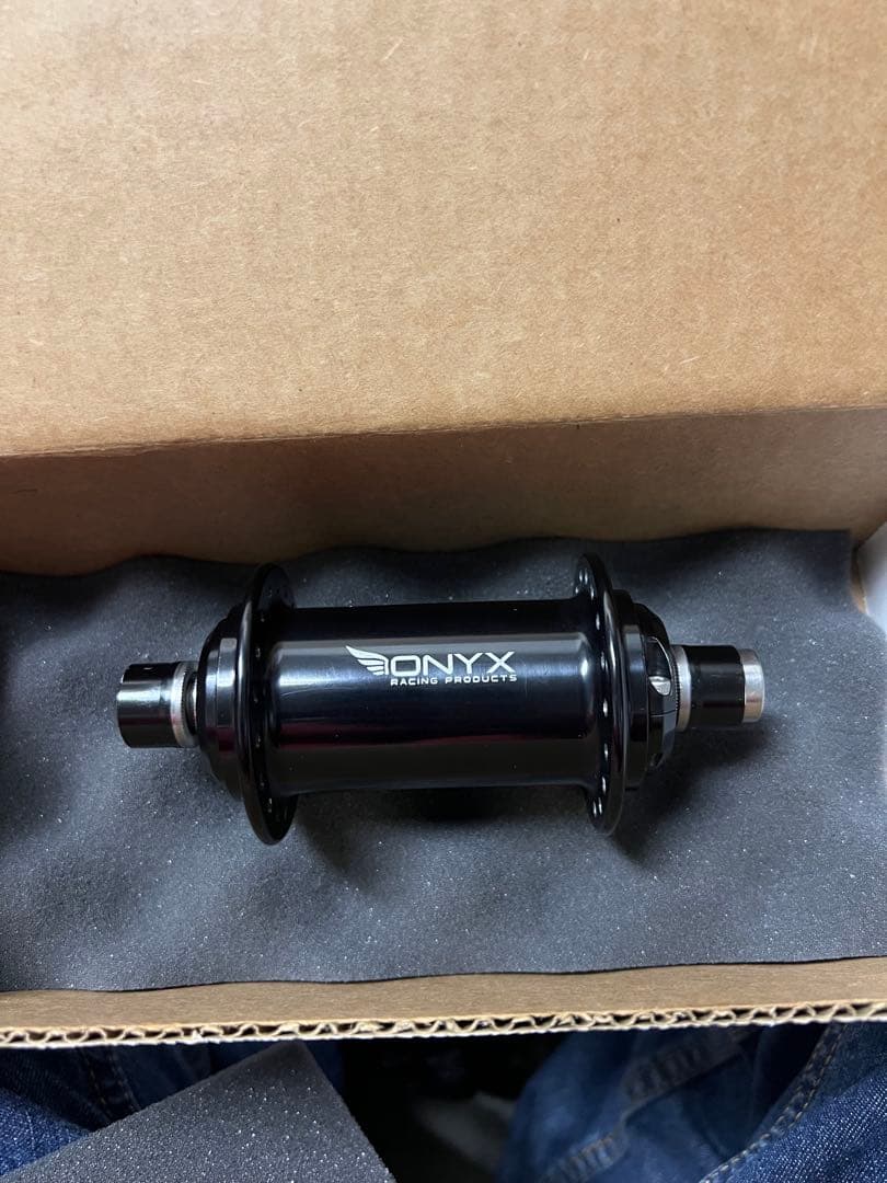 ONYX bmx 100/10mm ボルトオンフロントハブ