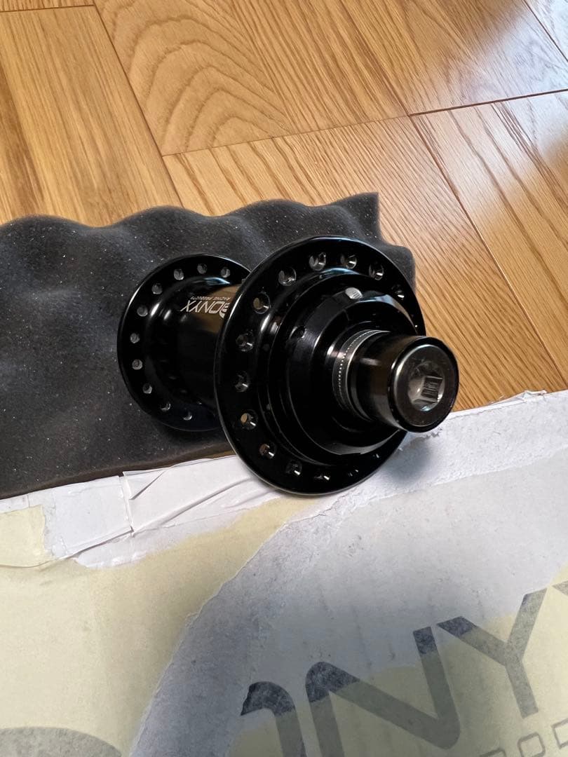 ONYX bmx 100/10mm ボルトオンフロントハブ