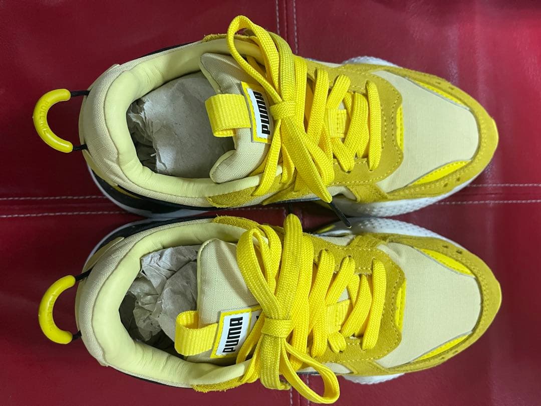 ポケモン ピカチュウ キーホルダー付きプーマ.スニーカー黄色