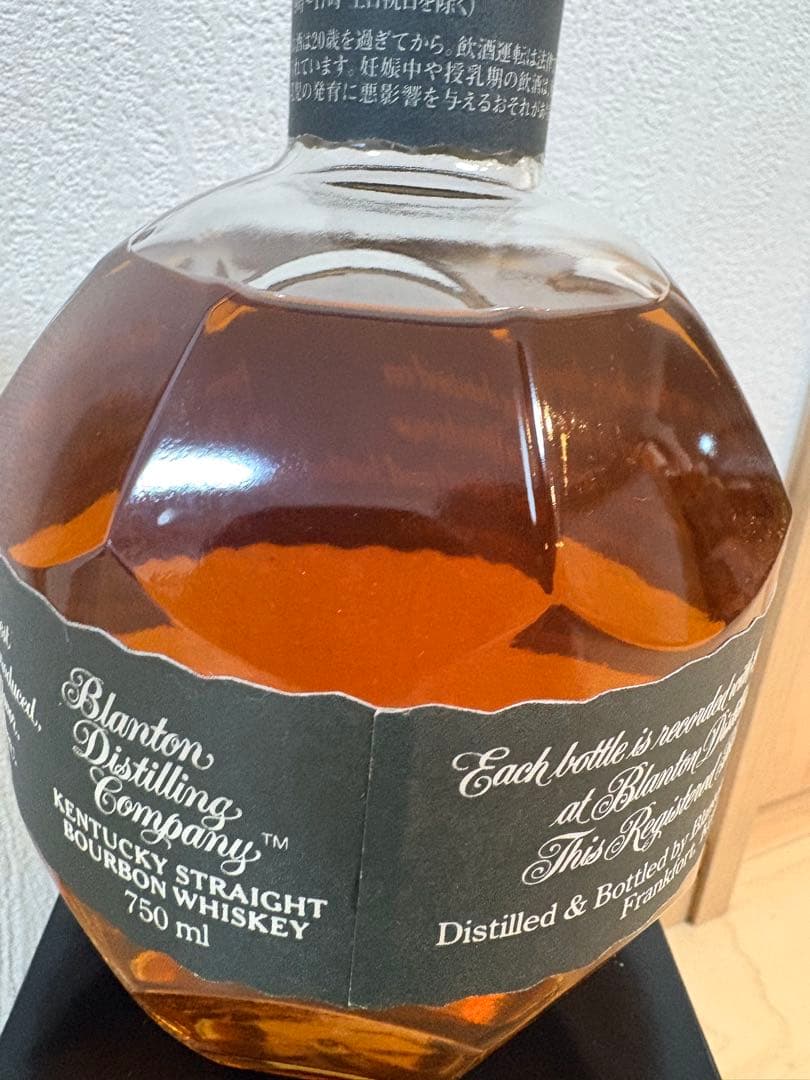 Blanton's ブラックシングルバレルバーボンウイスキー　750 ML箱あり