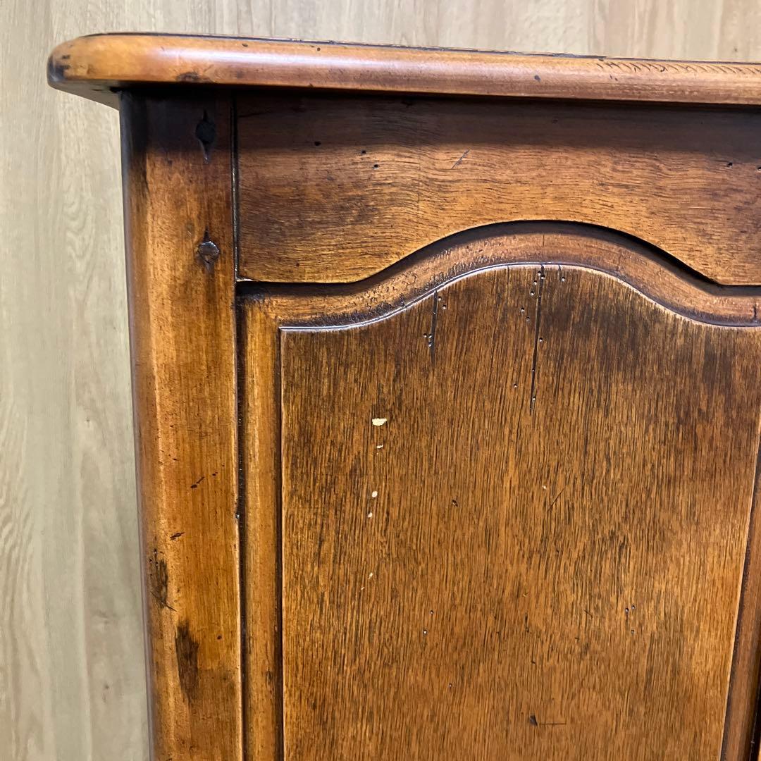 アンティークなチェスト