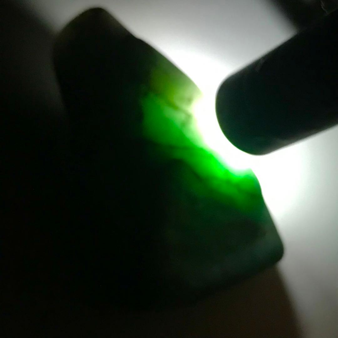 糸魚川翡翠　美石　明るく鮮やかな翠　金山谷　108g