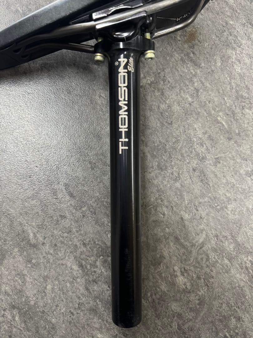 THOMSON Elite シートポストとfizik arione:R3サドル