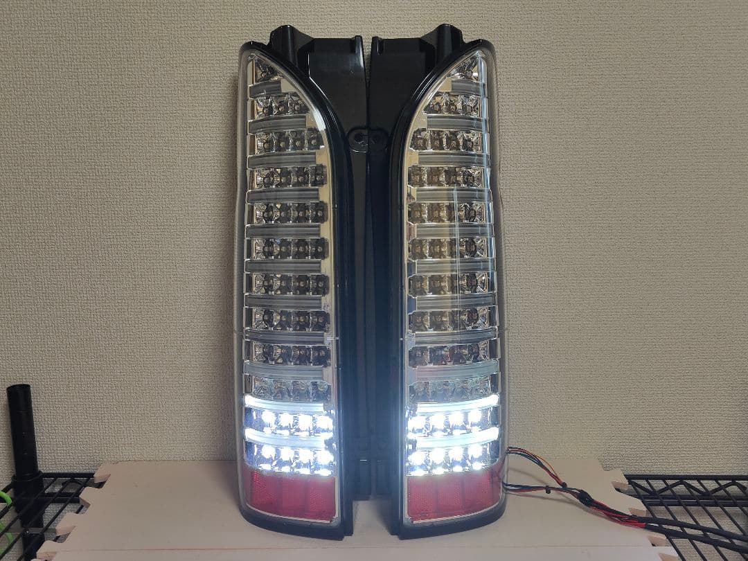 新品未使用品 ハイエース テールランプ ヴァレンティ レガンス ヘリオス