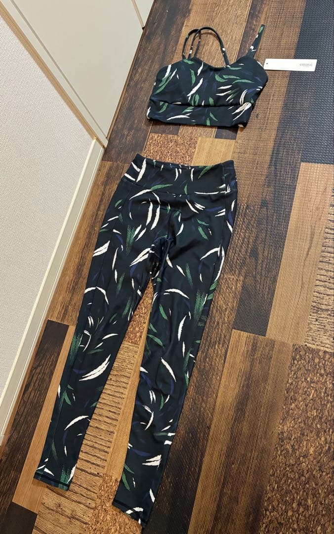 極美　emmi yoga エミヨガ　ヨガウェア　フェザー柄　ダークダークネイビー