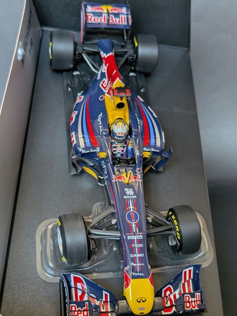ミニチャンプス 1/18 レッドブル RB7 S.ベッテル 2011