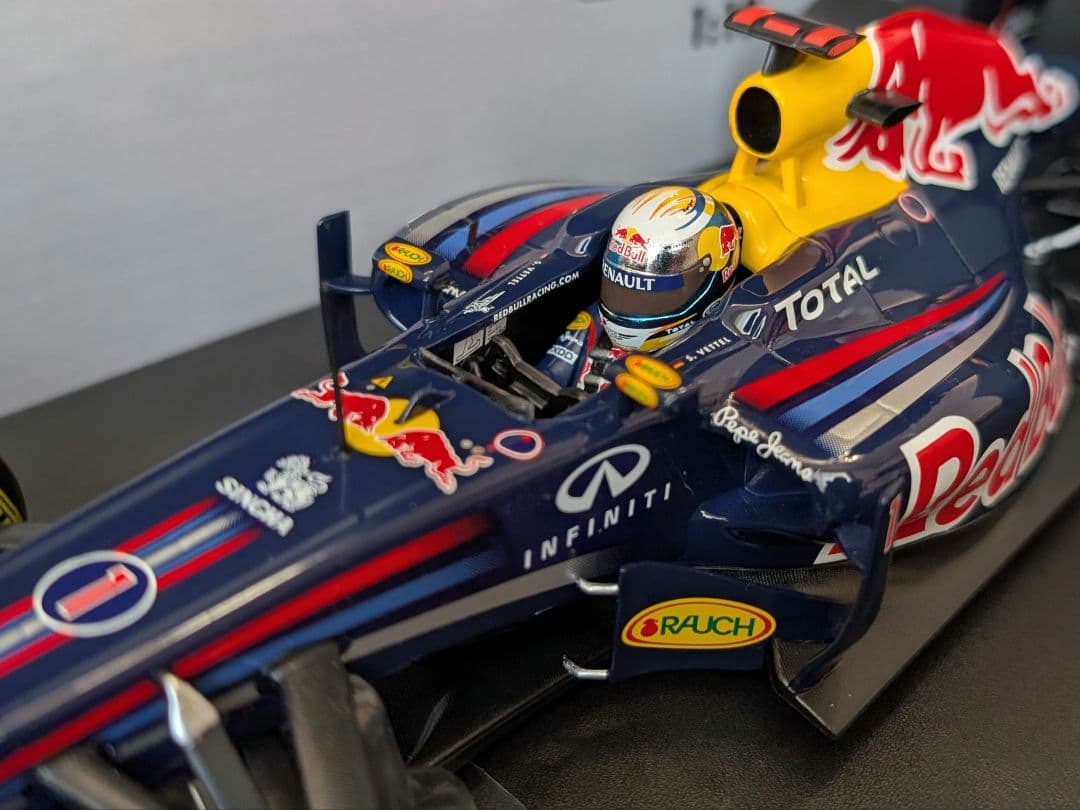 ミニチャンプス 1/18 レッドブル RB7 S.ベッテル 2011