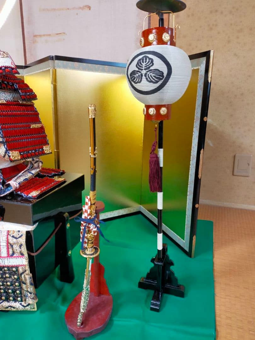 京都島津有職五月人形、大鎧飾り 金屏風、弓、太刀、提灯（灯付）緑色毛氈、黒塗台座