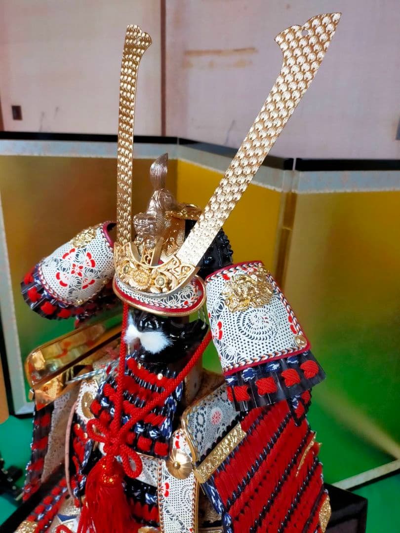 京都島津有職五月人形、大鎧飾り 金屏風、弓、太刀、提灯（灯付）緑色毛氈、黒塗台座