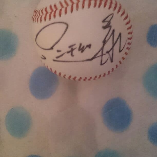 パンチ佐藤選手のサインボール