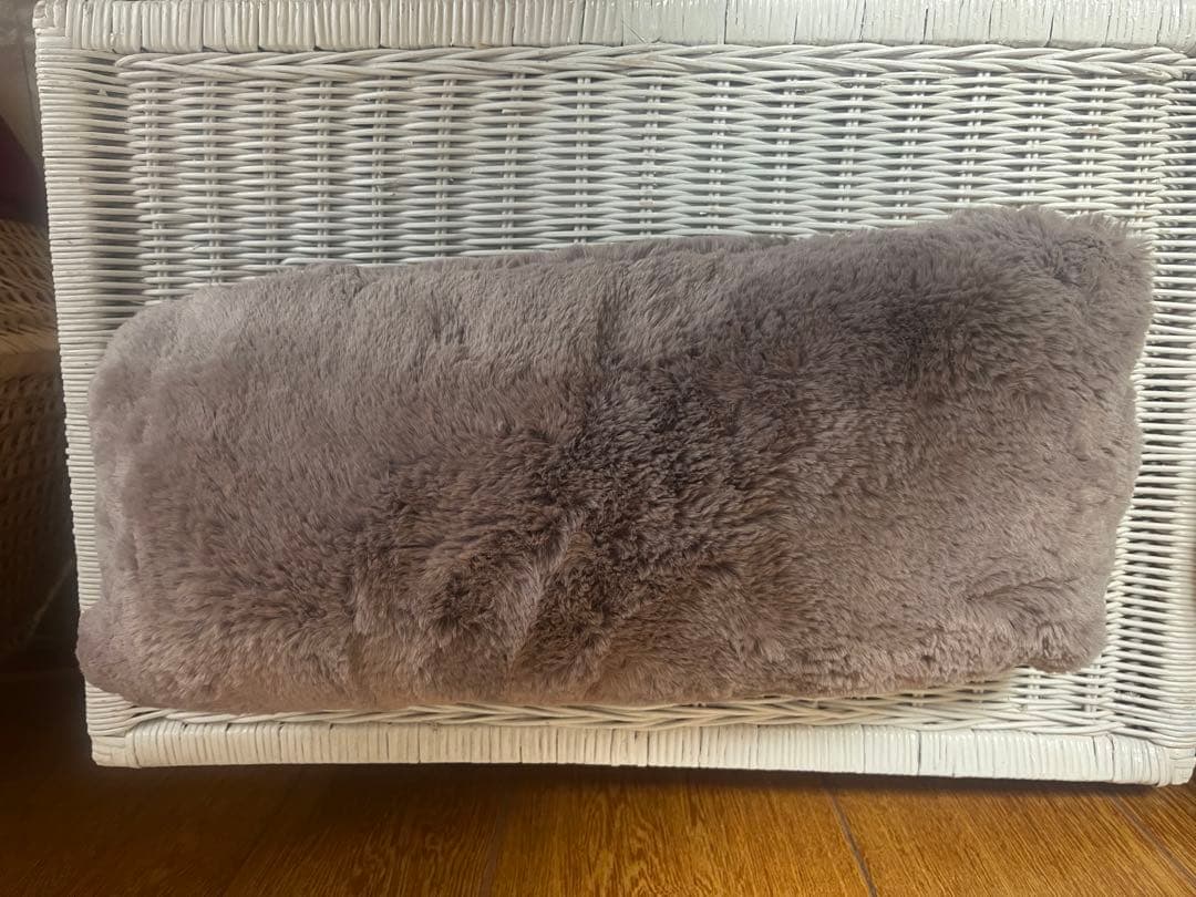 ストローとファーのキャリーバッグ