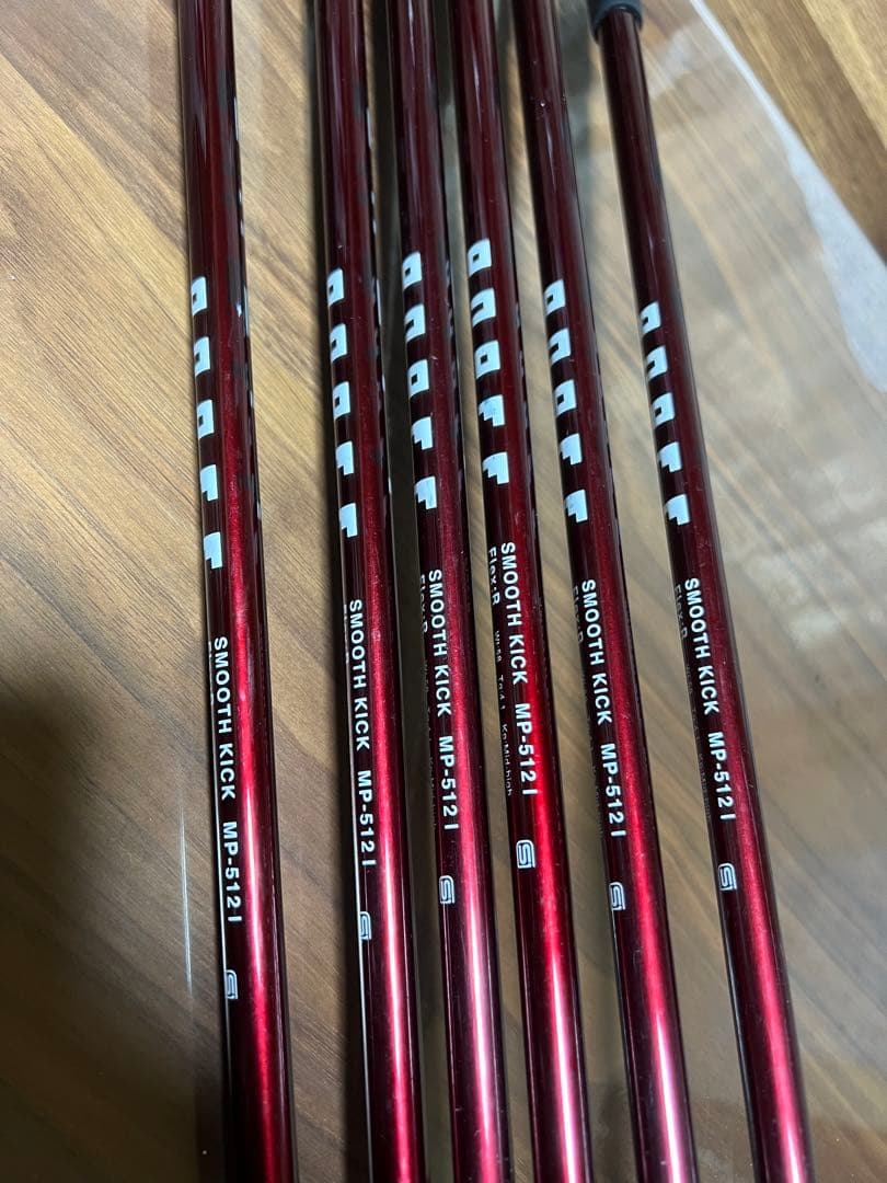 キスマーク ゴルフバッグとオノフのアイアンセットです5番6番7番8番9番pです。