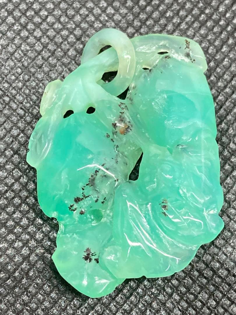 希少 アンティーク 天然翡翠 本翡翠 特殊黒入り 透かし彫り ペンダントトップ