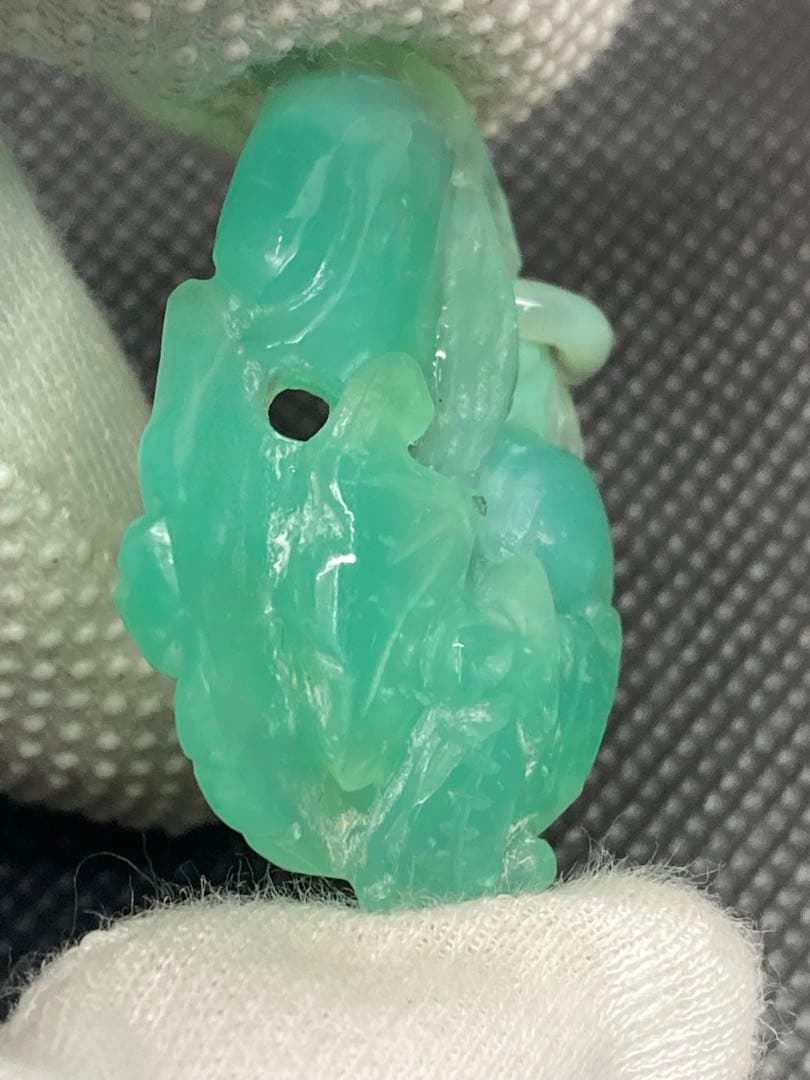 希少 アンティーク 天然翡翠 本翡翠 特殊黒入り 透かし彫り ペンダントトップ