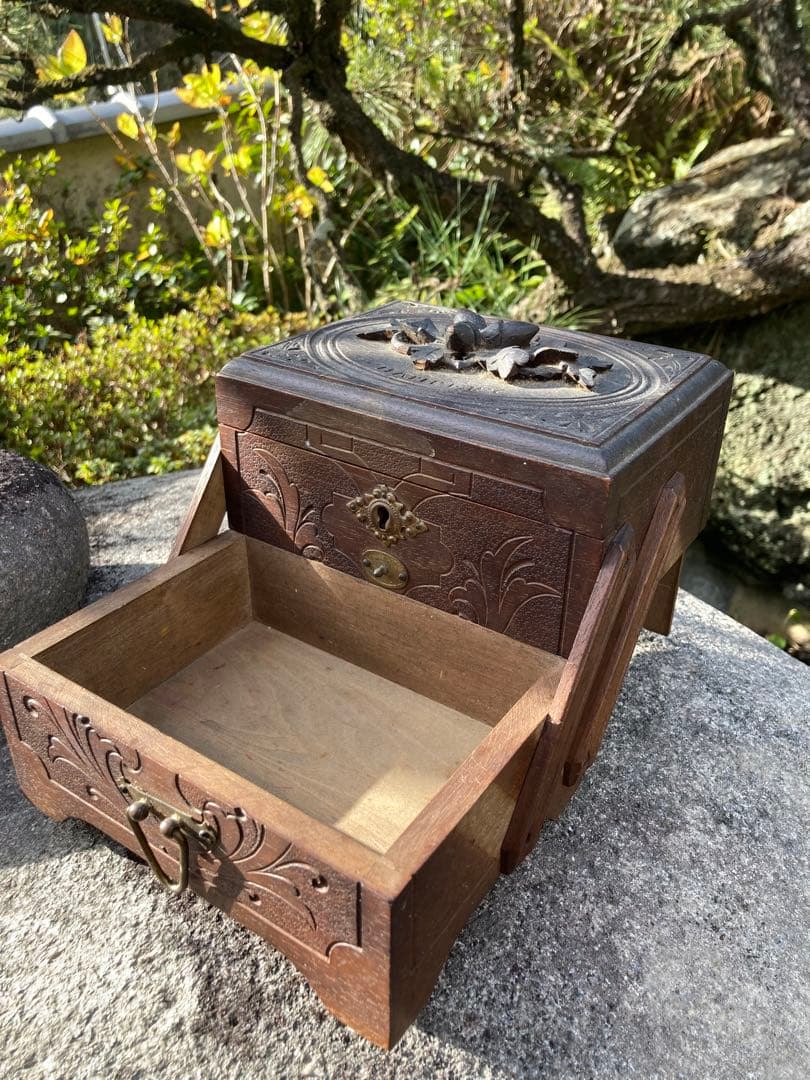 美しいアンティーク　木製　収納ボックス　どんぐりの彫刻　宝物入れ