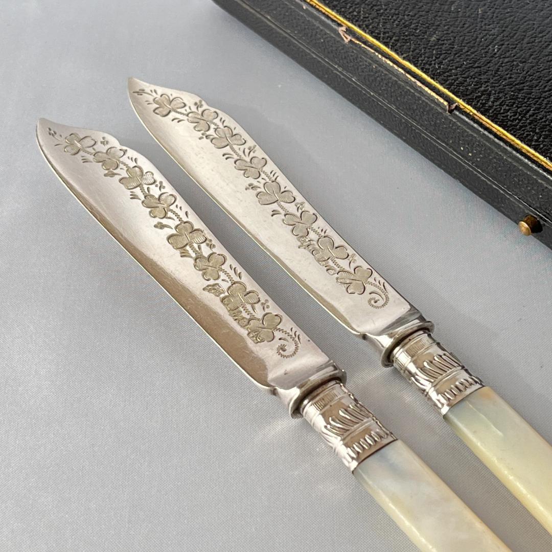 【英国】【白蝶貝】クローバーのバタースプレットセット２本 マザーオブパール