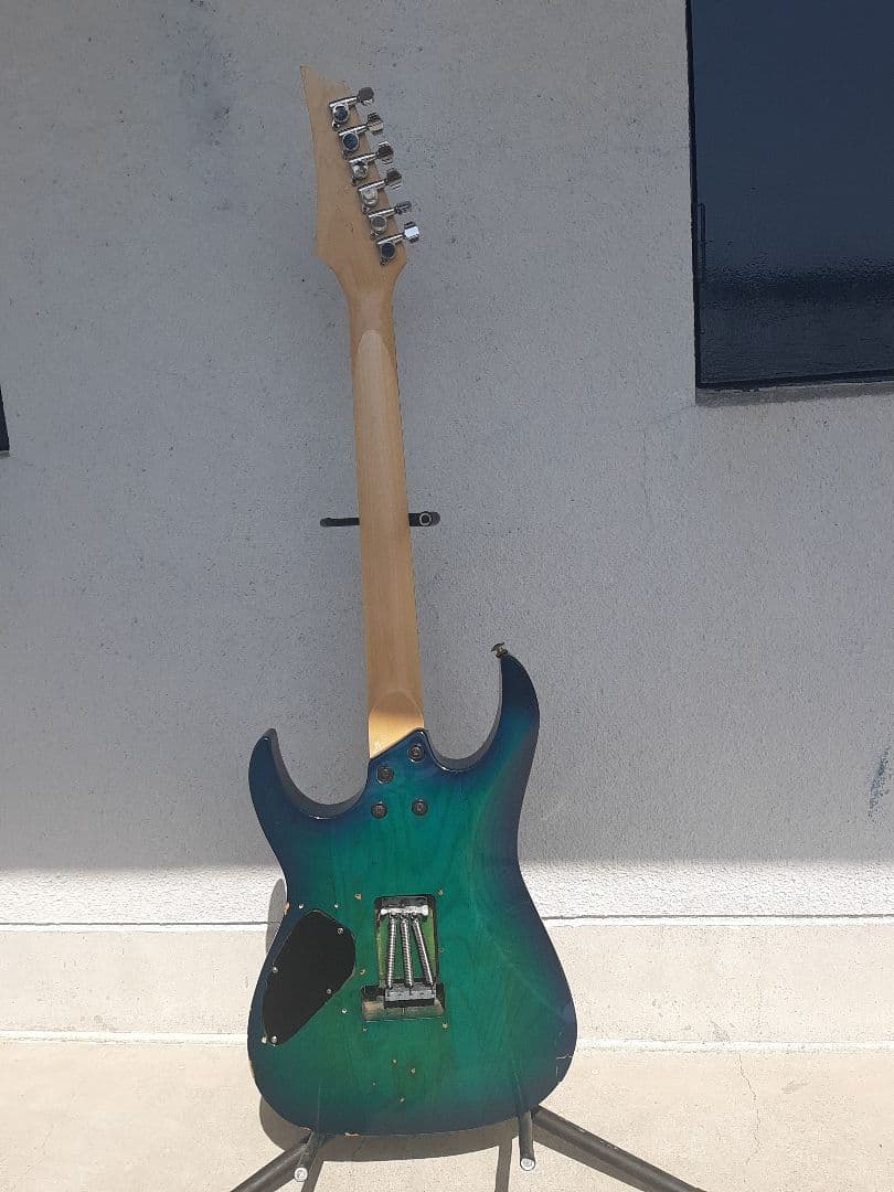 ＤＩＹストラトタイプギター24フレットSSHフロイドローズトレモロユニット搭載