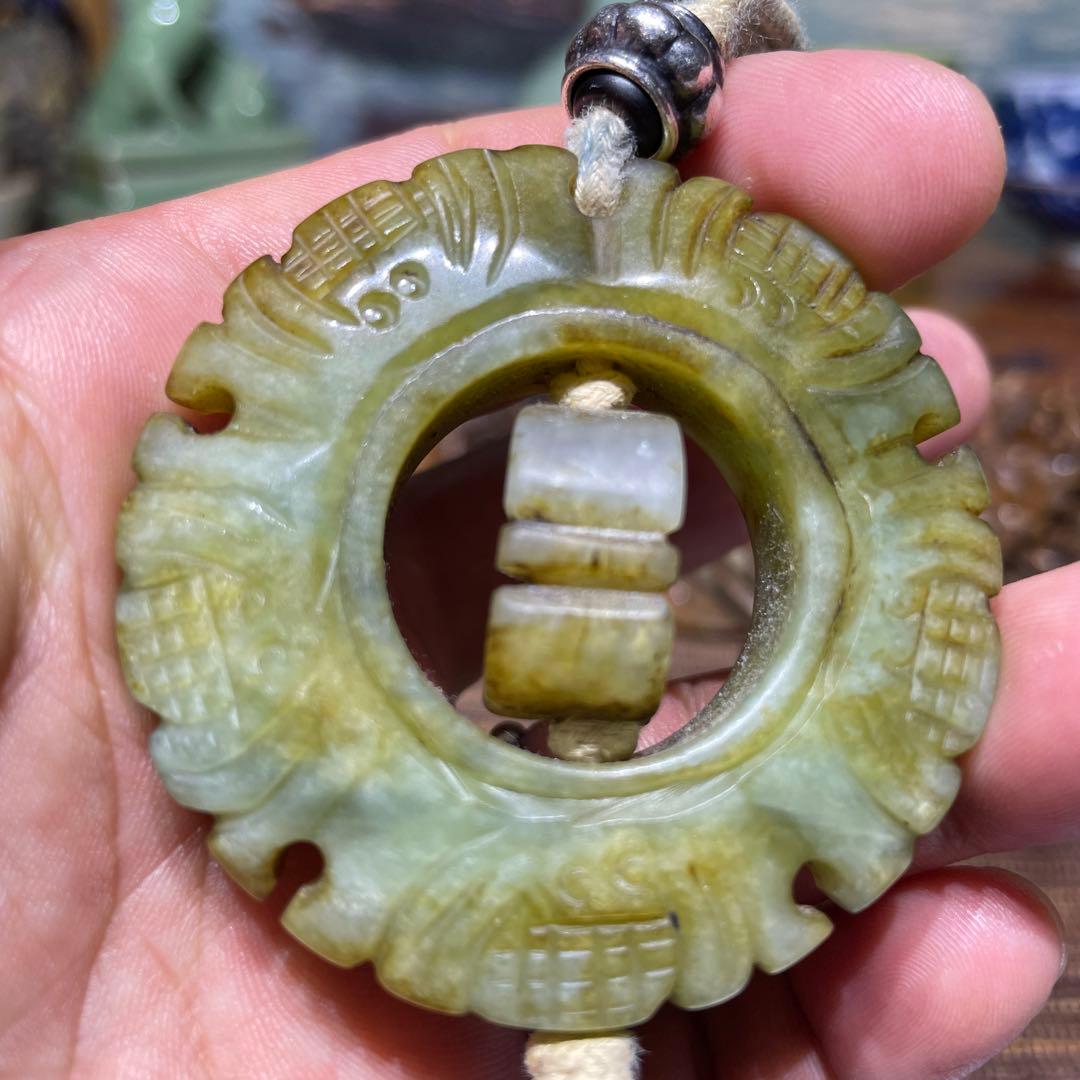 花形彫刻 ペンダント　中国美術品　天然玉