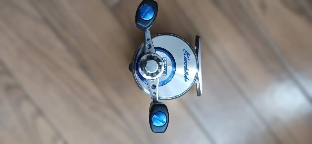 KURODAI フィッシングリール 青/銀