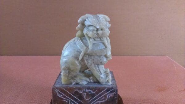 ネフライト彫刻　玉石獅子台座付置物　翡翠