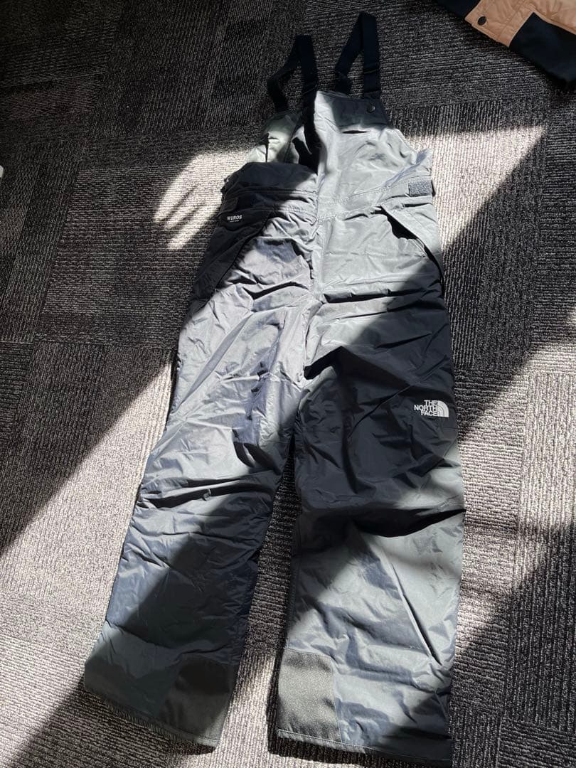 ノースフェイス フード付きジャケットとスノーパンツセット