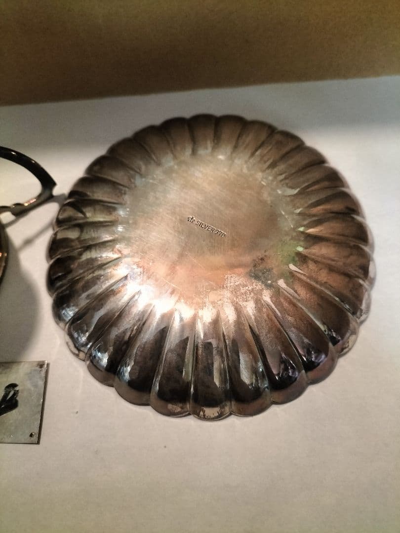 銀製トロフィーと花弁型皿セット