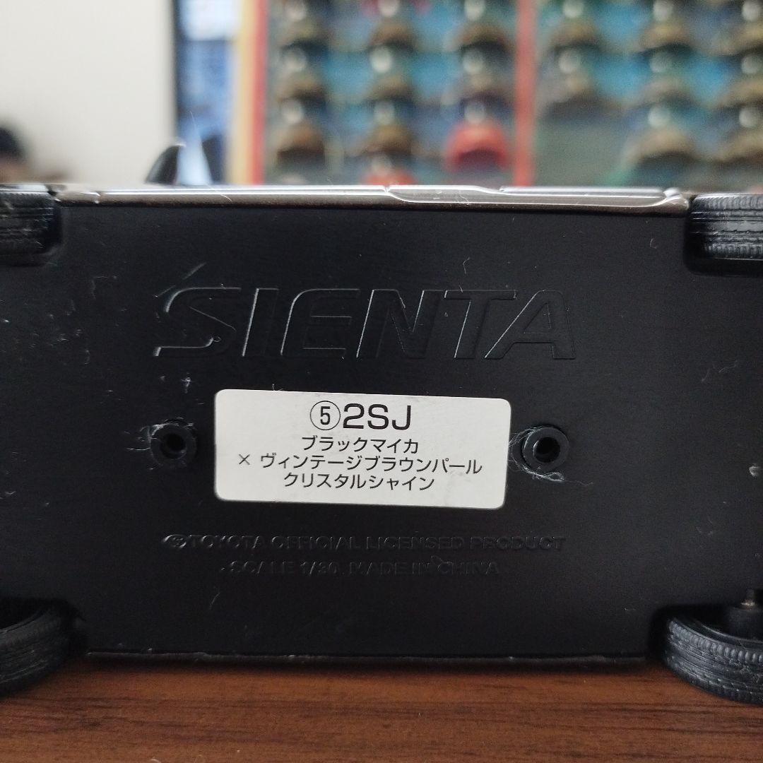 非売品トヨタ Sienta 1/30 ミニカー ブラウン