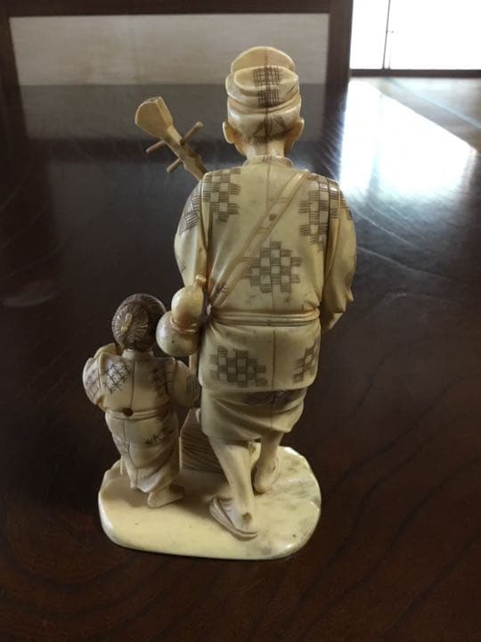 老人と子供の置物