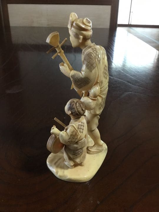 老人と子供の置物