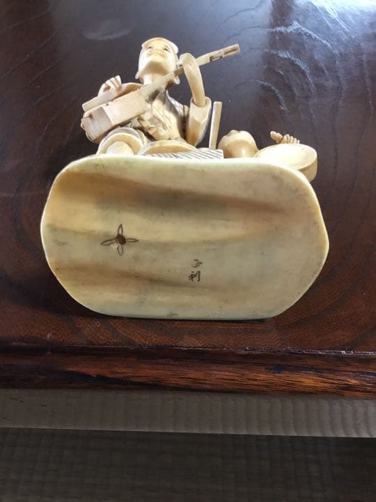 老人と子供の置物