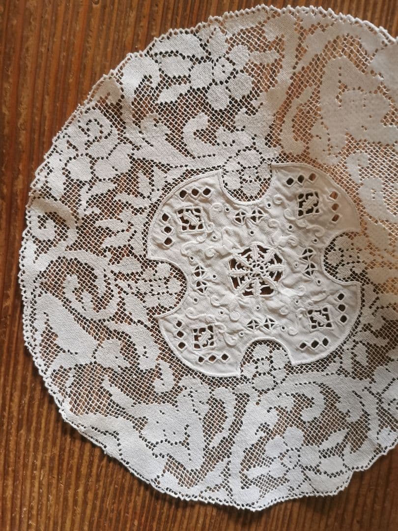 アンティーク 女神と犬のフィレレース レティセラプント刺繍リネンドイリーセット