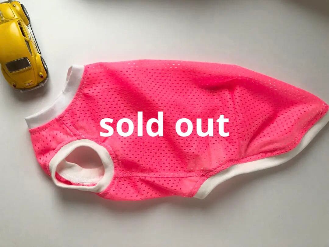 蛍光ピンクメッシュのタンクトップ　イタグレ服　犬服　ハンドメイド