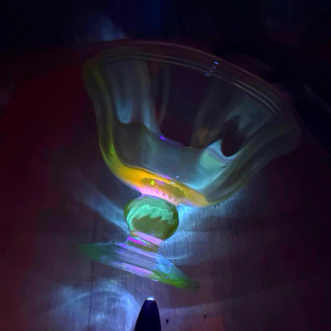 骨董　時代ガラス　希少　若草色　乳白色暈し　桃色千段巻き　氷コップ　ウラン