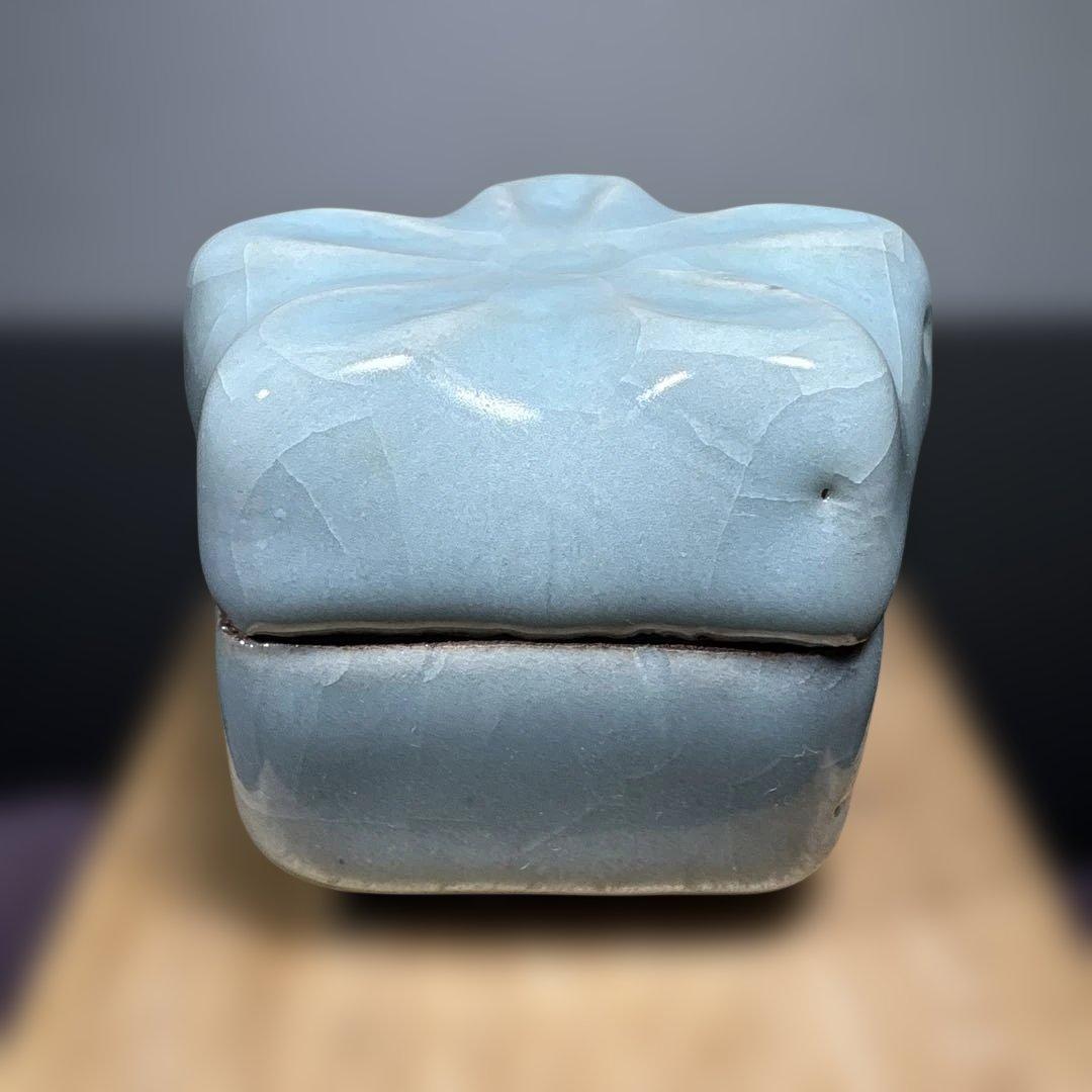 真作　初代宇野宗甍　青磁桔梗香合　高さ約5センチ、経約6センチ