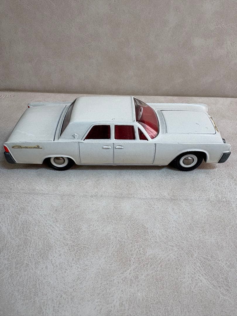 ヴィンテージミニカー　フォードリンカーン コンチネンタル 白　テクノ・デンマーク