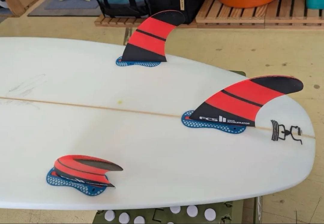 ローカルサーフボード 5'11\" トライフィン付き