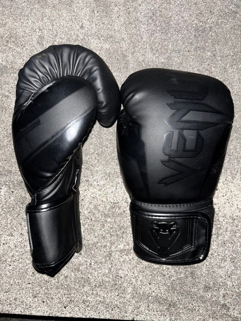 Venum ブラック ボクシンググローブ 8oz