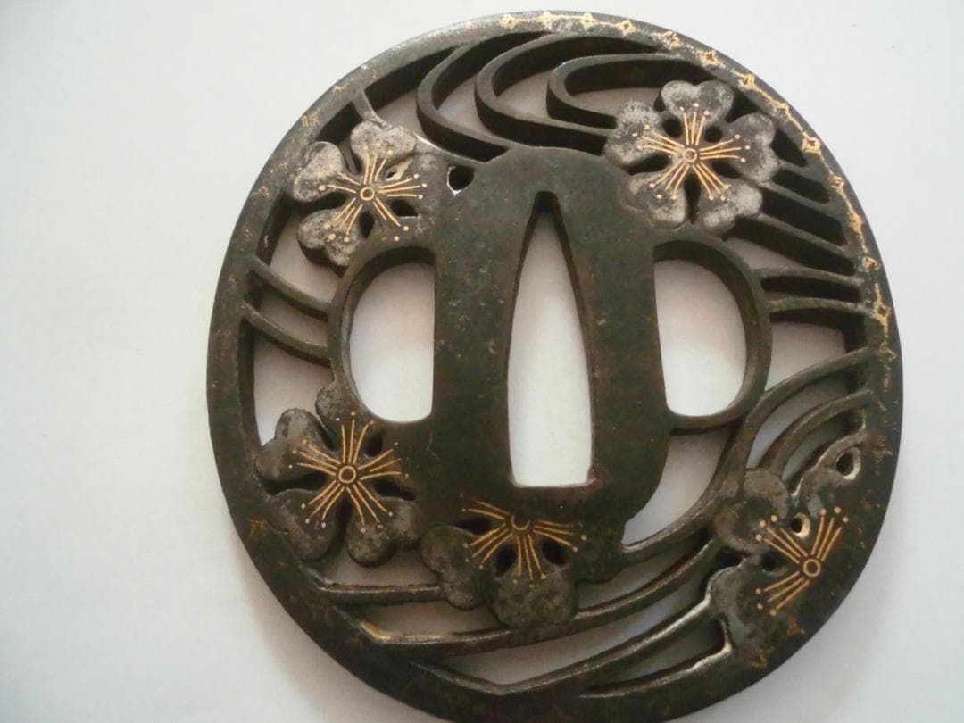 波模様 桜花象嵌装飾 鍔(つば)