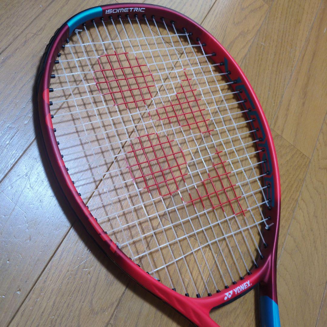 硬式テニスラケット。