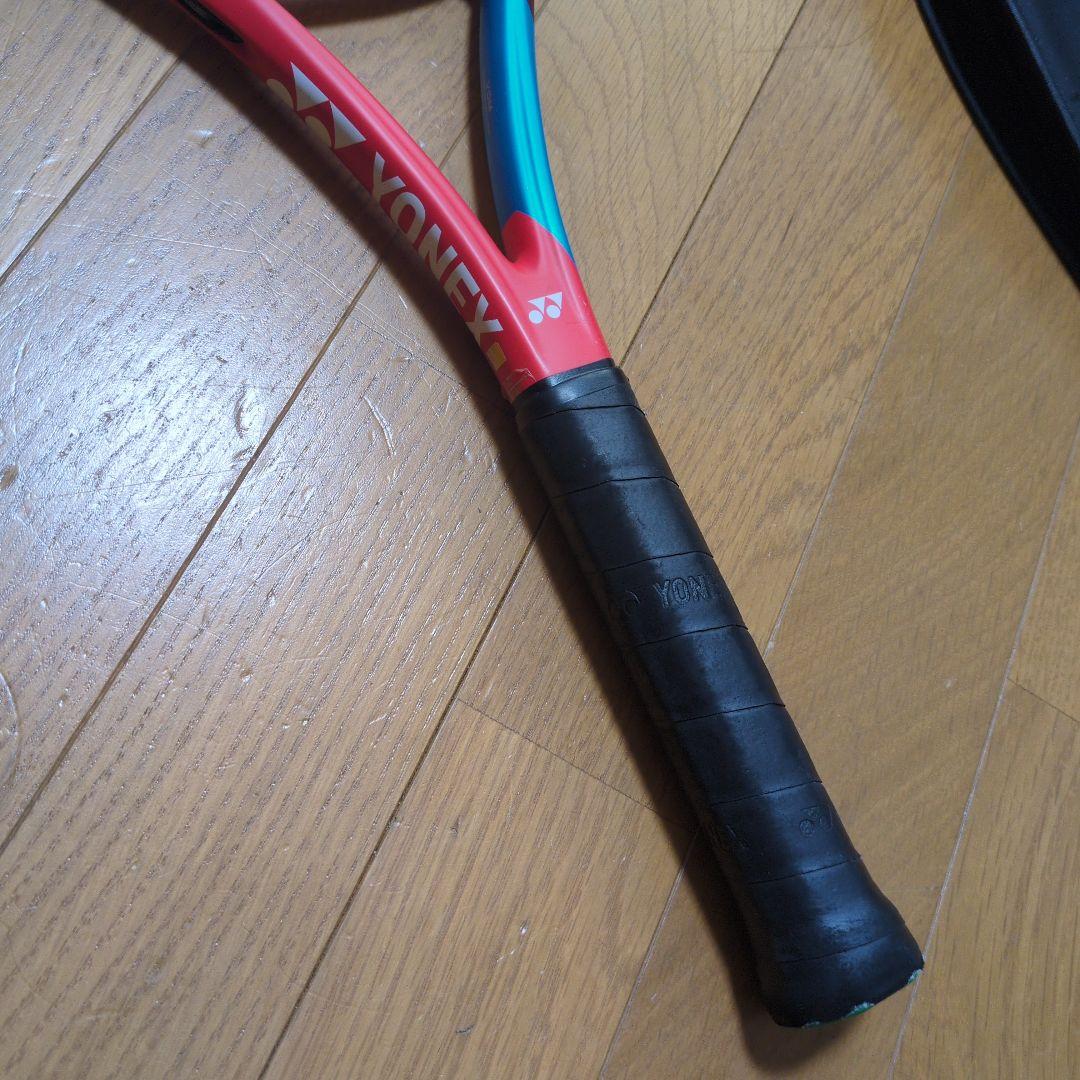 硬式テニスラケット。