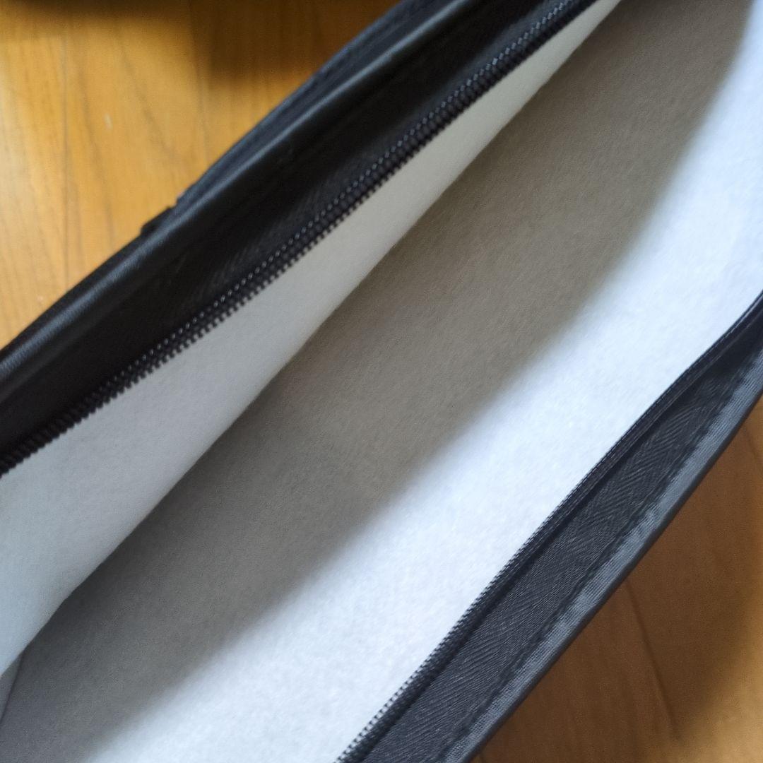 硬式テニスラケット。