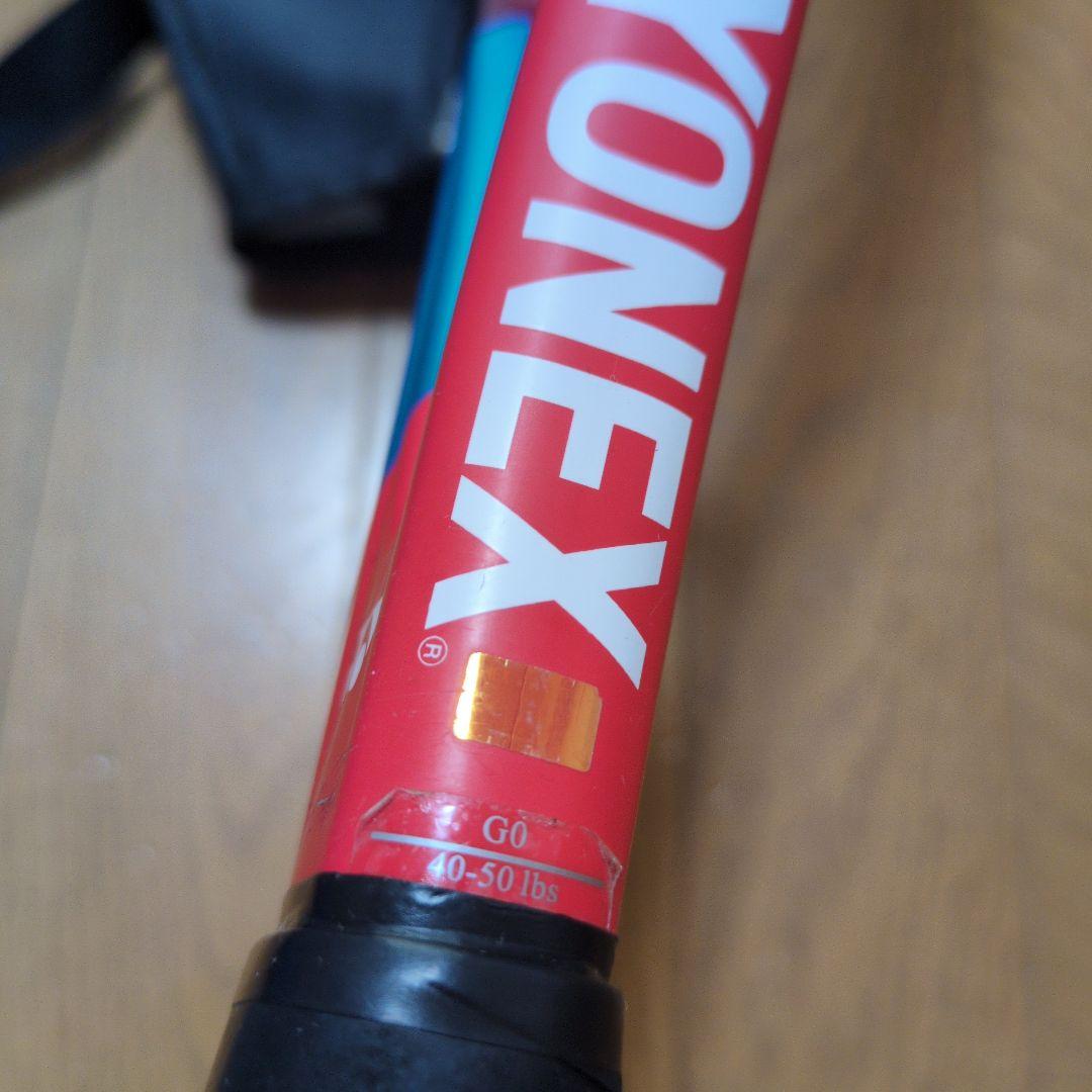 硬式テニスラケット。