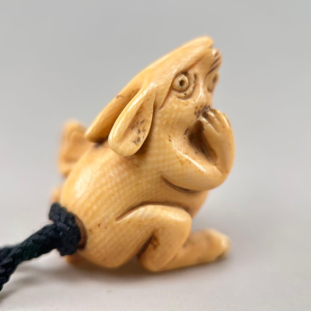 ウサギと子ウサギの彫刻