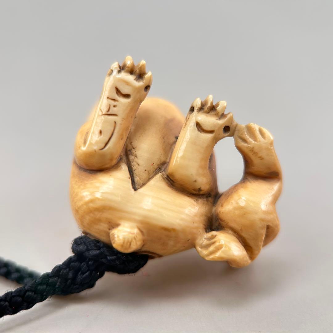 ウサギと子ウサギの彫刻